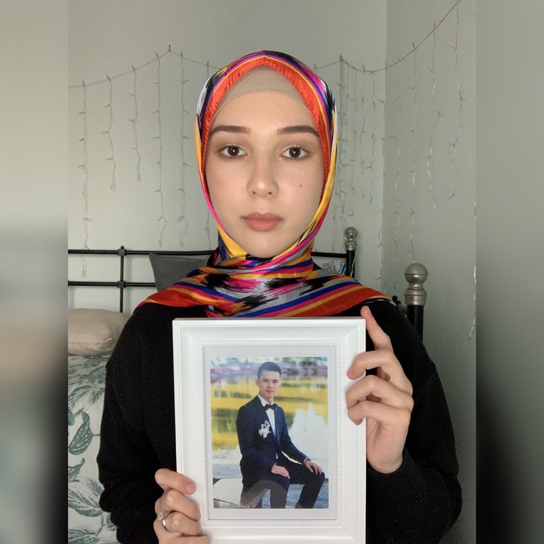 Mehray Mezensof hält das Bild ihres Mannes