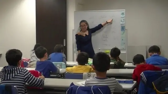 Mihray Erkin unterrichtet uigurische Kinder